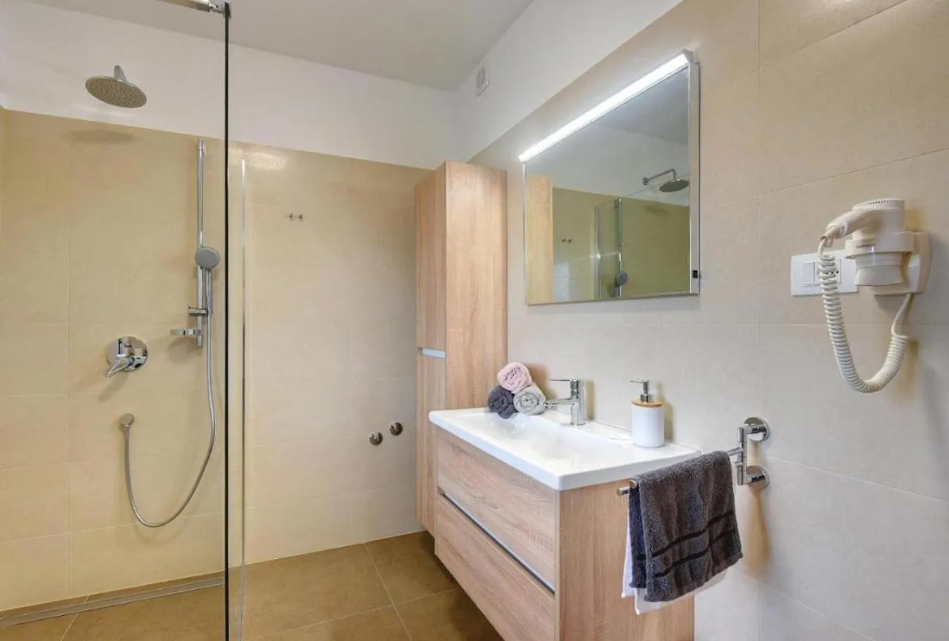 Villa Andrija In Fazana For 9 People With Sea View & Heated Pool - Only 400 M From The Beach