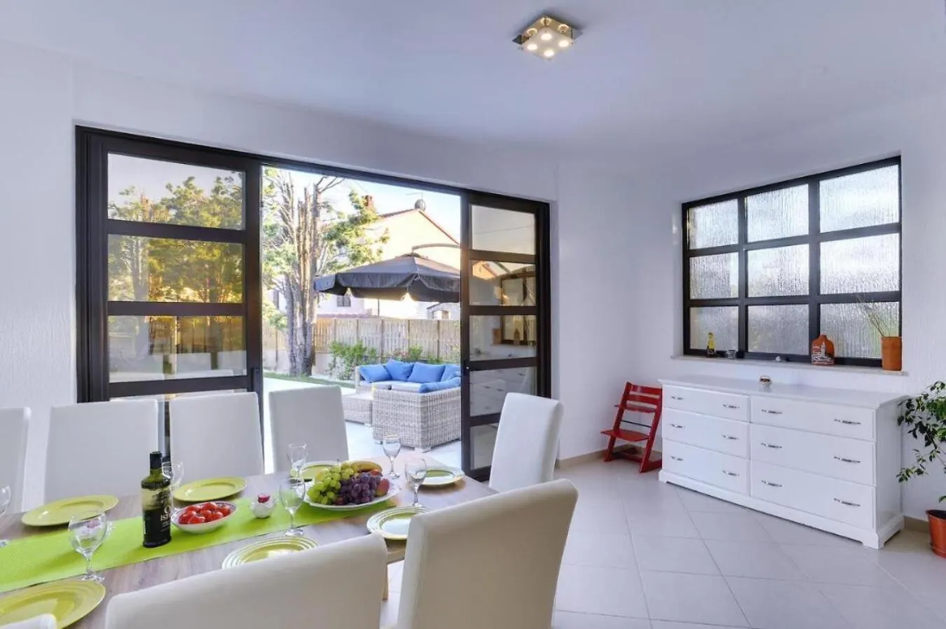 Villa Andrija In Fazana For 9 People With Sea View & Heated Pool - Only 400 M From The Beach 0*,