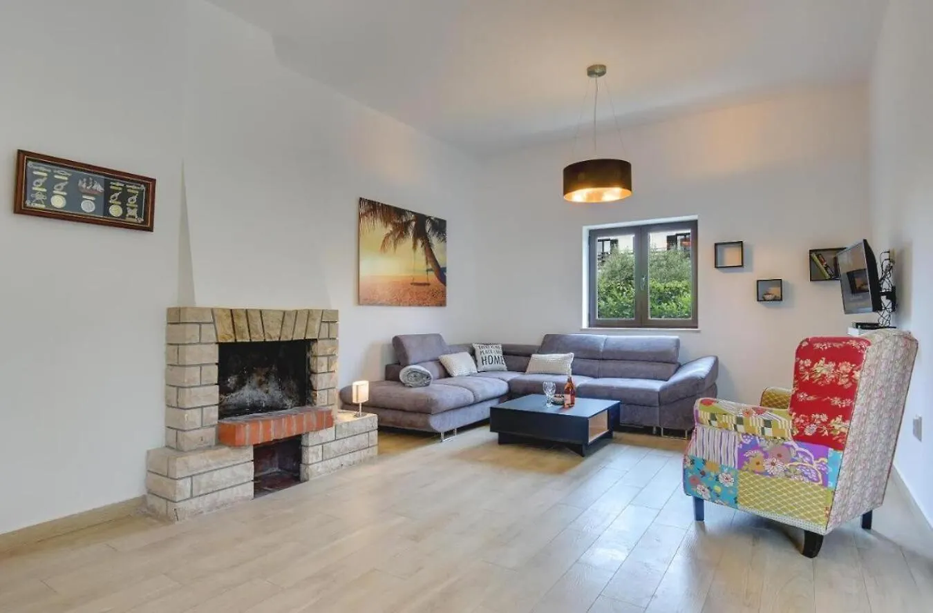 Villa Andrija In Fazana For 9 People With Sea View & Heated Pool - Only 400 M From The Beach
