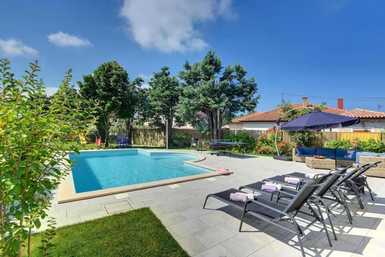 Villa Andrija In Fazana For 9 People With Sea View & Heated Pool - Only 400 M From The Beach