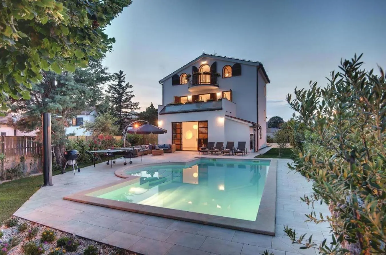 Villa Andrija In Fazana For 9 People With Sea View & Heated Pool - Only 400 M From The Beach
